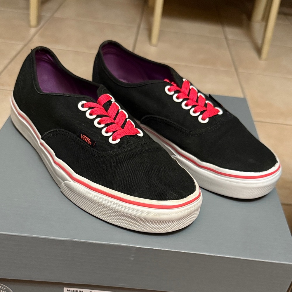 Vans Black and Red Unisex Sneakers size 8 woman or men 6.5 - Picture 3 of 10